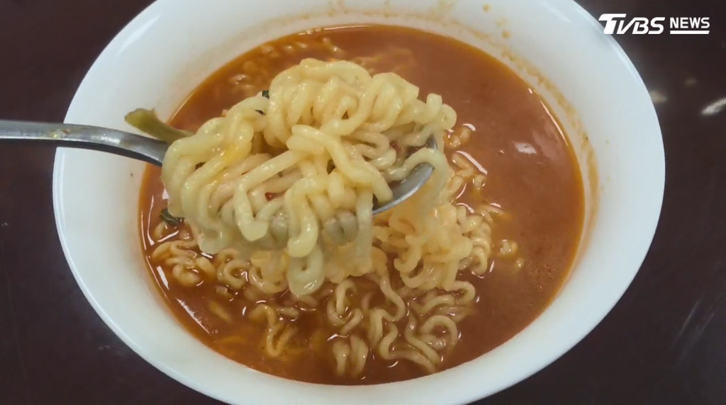 韓國拉麵分成境內版和國際版,不僅蔬菜包份量有所不同,香菇大小也存在差異(圖/TVBS)