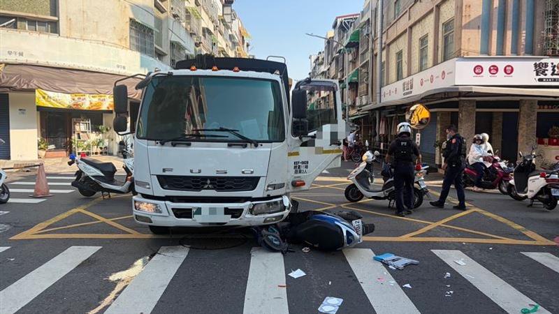 騎士遭大貨車撞飛傷重不治。(圖/翻攝畫面)