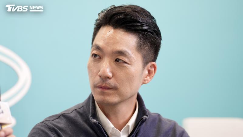 台北市長蔣萬安登上民眾黨黨主席黃國昌直播節目。(圖/華子琛攝)