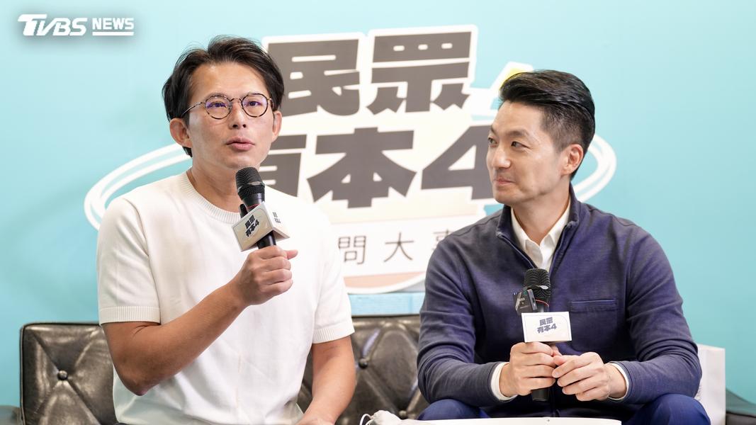 台北市長蔣萬安登上民眾黨黨主席黃國昌直播節目。(圖/華子琛攝)