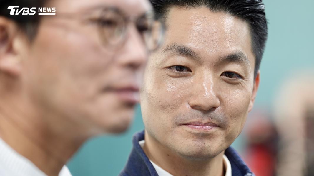 台北市長蔣萬安登上民眾黨黨主席黃國昌直播節目。(圖/華子琛攝)