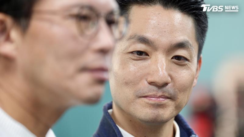 台北市長蔣萬安昨日晚間登上民眾黨黨主席黃國昌直播節目。(圖/華子琛攝)