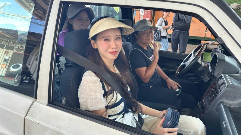 李雅英坐上副駕體驗特技。(圖/民視提供)