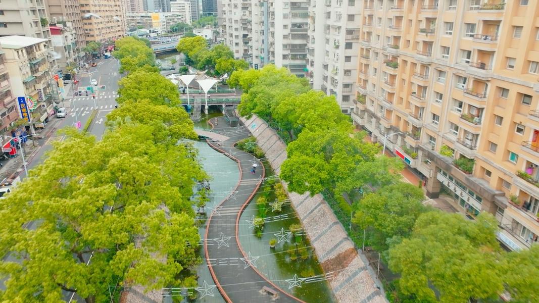 ▲新莊 中港大排親水步道|聆聽清澈水流,見證黑水溝變親水藍帶的優雅轉身 (圖/新北市政府民政局)