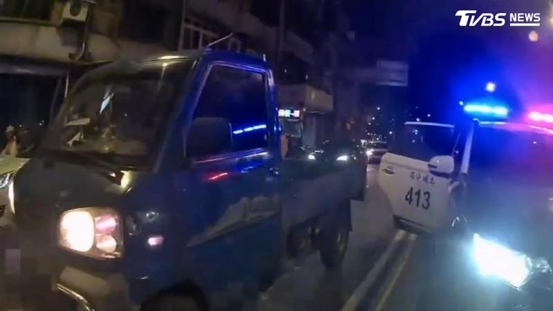 土城警方於30分鐘內在中和區鎖定並查獲2名離開現場的涉案男子。(圖/TVBS)