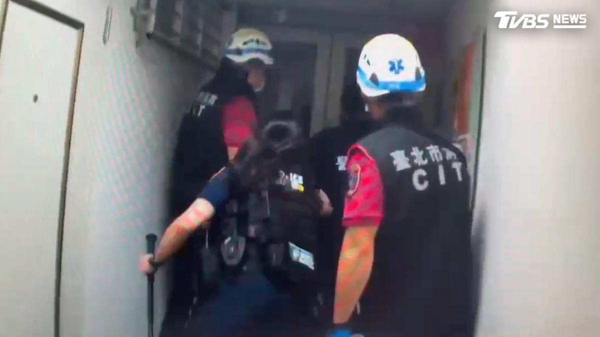 行政院對面燒衣呼救!警消破門竟遭狂男噴火 電擊槍制伏查獲毒品