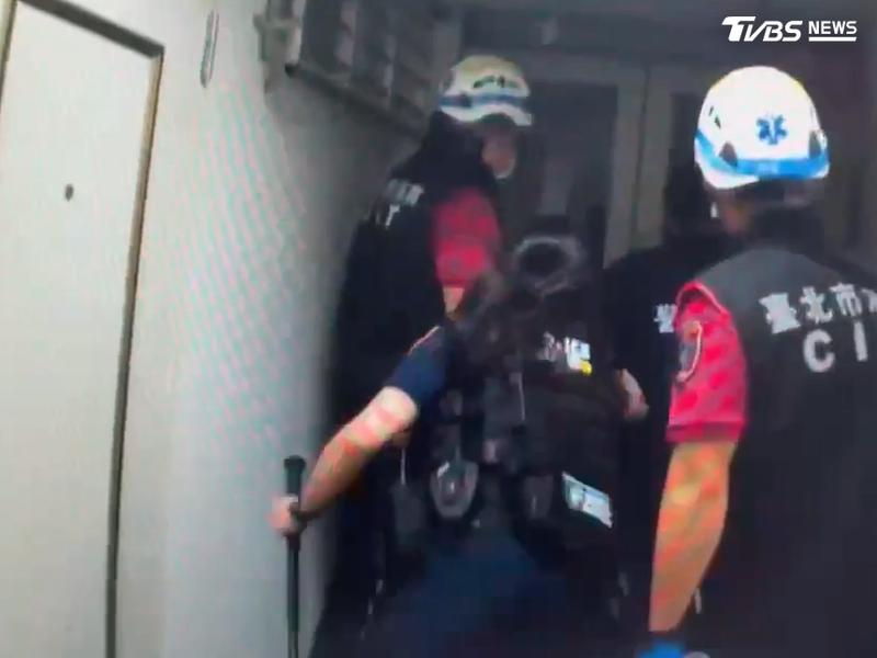 焚衣喊救命的陳男不願配合警方開門,警方為防止事態擴大,依法執行破門。(圖/TVBS)