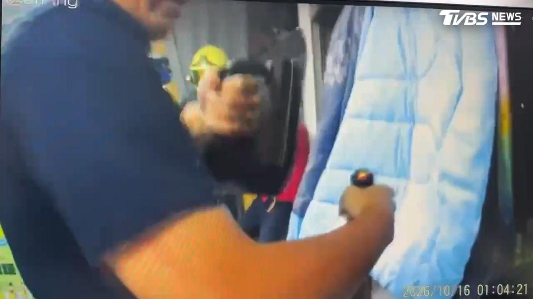 陳男持殺蟲劑配合打火機對警消噴射火焰攻擊,警方見狀使用「拋射式電擊槍」將他壓制管束。(圖/TVBS)