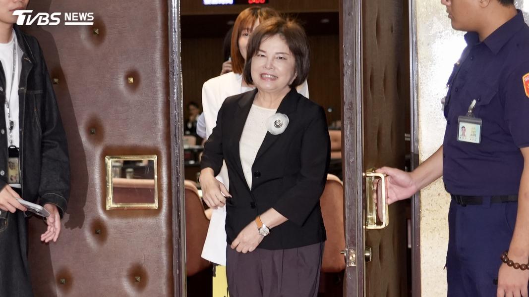 賴惠員僅戴手錶與簡單黑白衣著,未回應是否會與賈永婕當面致歉。(圖/華子琛攝)