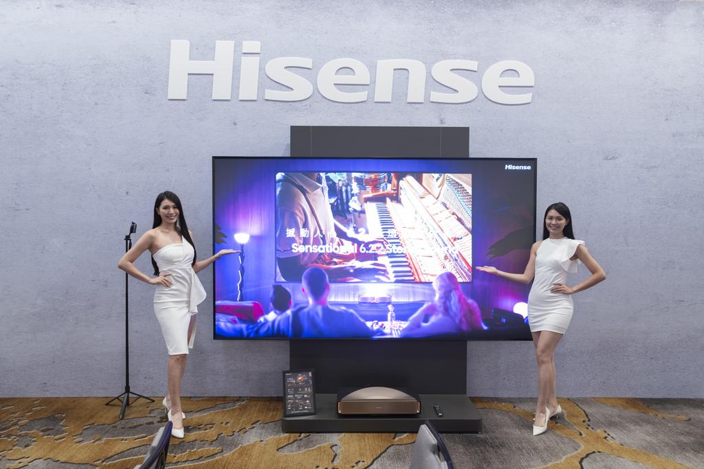 Hisense 正式在台推出 L9Q 旗艦級超短焦雷射電視,搭載高達 5,000 ANSI 流明的高亮度表現,並結合法國頂級音響品牌 Devialet(帝瓦雷)打造的 6.2.2 聲道 Dolby Atmos 沉浸式音效系統,帶來媲美專業劇院的震撼視聽體驗,展現品牌在高階家庭影音市場的旗艦實力。(圖/建達國際提供)