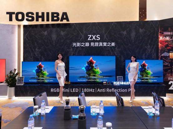 TOSHIBA 正式在台推出 ZXS 旗艦級 AI 智慧電視,搭載新世代 RGB Mini LED 背光技術、原生 180Hz 高更新率,以及 Anti Reflection Pro 抗反光極黑亮彩面板,結合精準光影控制、流暢動態畫質與出色的抗反光表現,打造更具沉浸感的頂級視聽體驗,展現 TOSHIBA 在高階顯示技術領域的旗艦實力。(圖/建達國際提供)