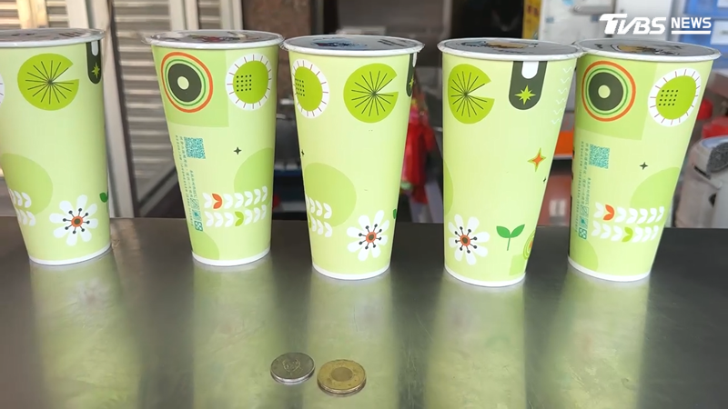 永康區一家飲料店推出700cc純茶僅12元的超低價格。(圖/TVBS)