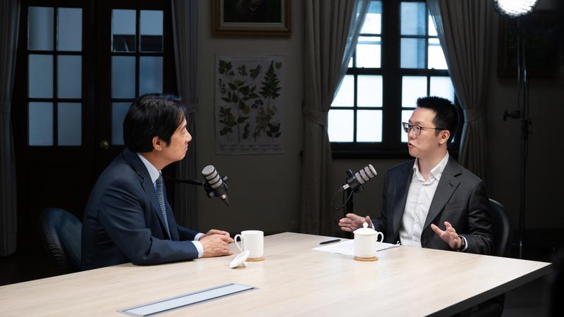 總統賴清德16日接受財經網紅游庭皓《游庭皓的財經皓角》專訪。(圖/總統府提供)