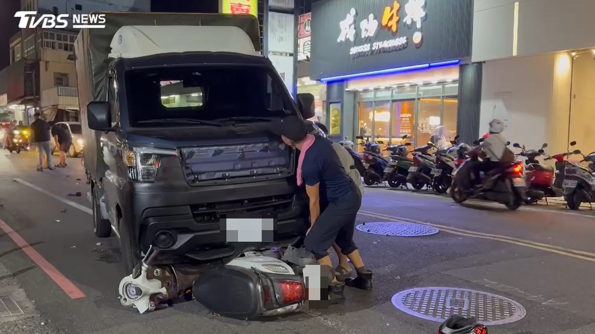 有片/巨響嚇壞路人!雲林機車捲小貨車底 騎士「口吐血水」昏迷