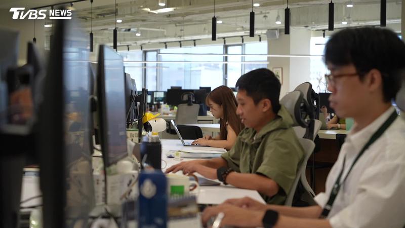 正職工作性質穩定、享有勞健保,但是工時綁死加上薪資和發展也不盡如人意,因此部分上班族開始質疑身兼多個兼職,是否比正職工作更划算。(圖非當事人/TVBS)