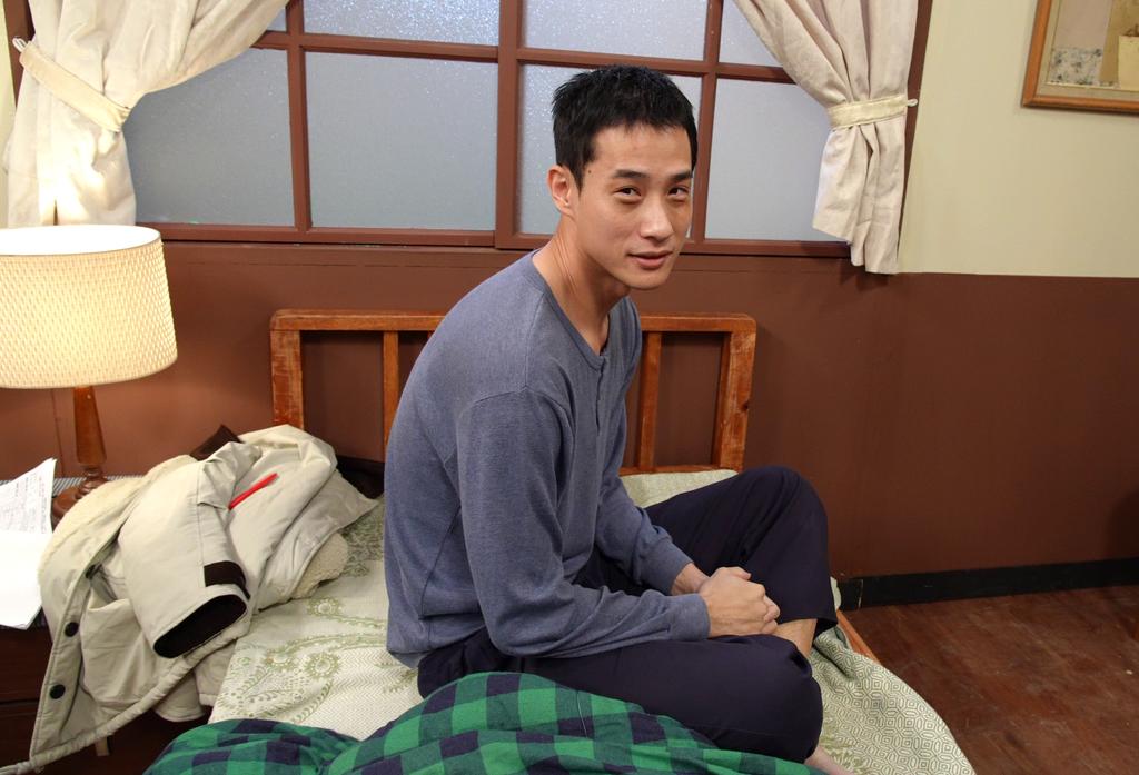 盧彥澤自嘲黑眼圈的妝像極了照顧小孩一晚的父親。（圖／台視提供）