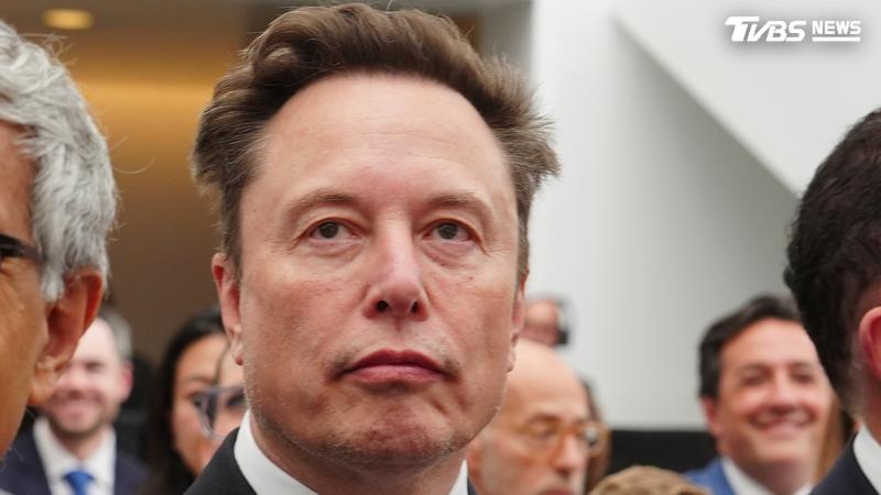 烏克蘭總統澤倫斯基表示SpaceX旗下星鏈衛星網路系統的變更妨礙烏軍作戰,科技億萬富豪馬斯克則發文呼籲澤倫斯基「該下台了」。(圖/達志影像美聯社)