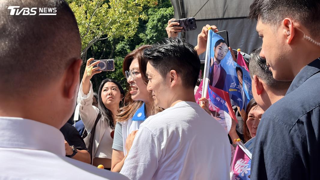 北市議員參選人秦慧珠競選總部成立大會,蔣萬安、鄭麗文出席站台。(圖/傅乙珮攝)