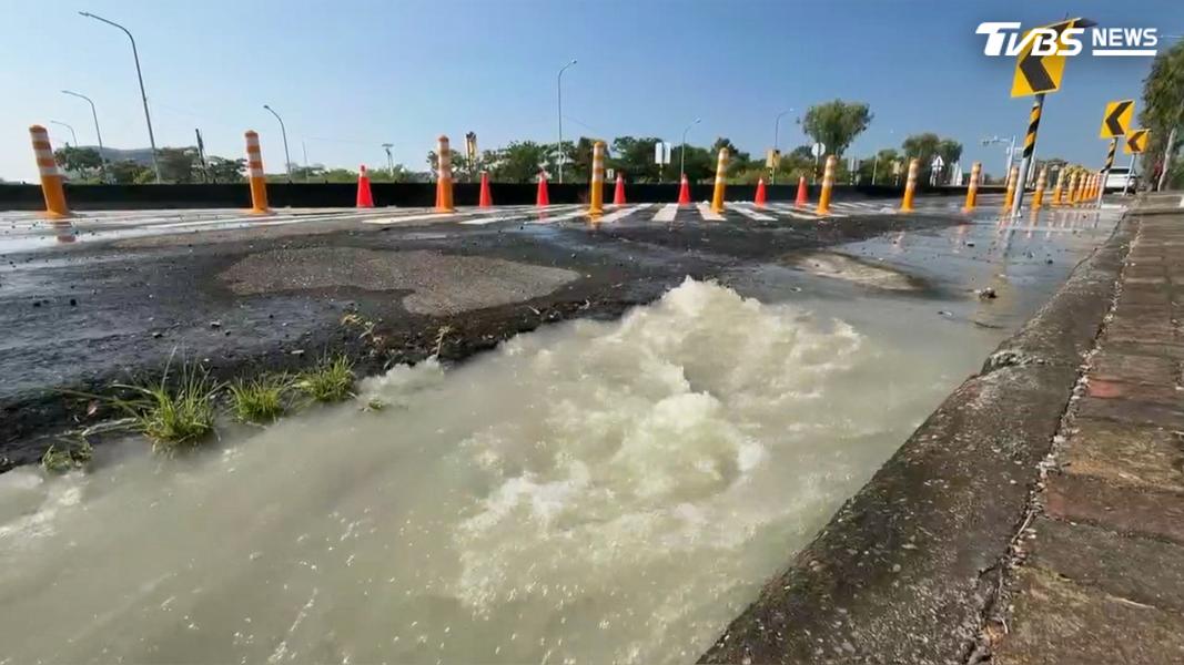 16日一早省道的自來水管線又發生爆裂意外,水公司已緊急啟動修復作業。(圖/TVBS)