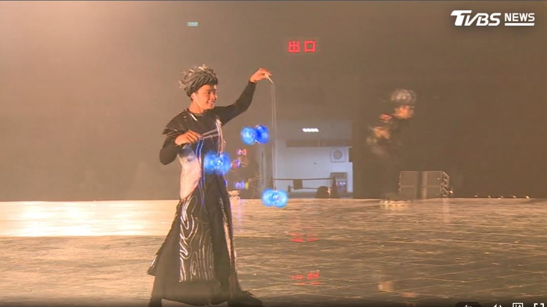扯鈴不再只是傳統技藝,配合舞蹈、劇本爆出新花樣。(圖/TVBS)
