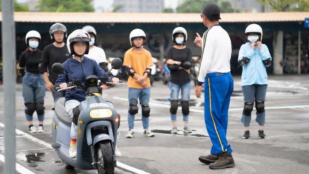 台灣順豐連續五年投入交通公益,今年贊助超過百位民眾參與機車駕訓,強化安全騎乘及防禦駕駛觀念。(圖/台灣順豐提供)