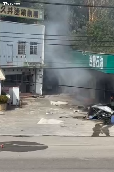 快訊/台中轎車轉彎不慎猛撞加油島 加油站竄火狂燒
