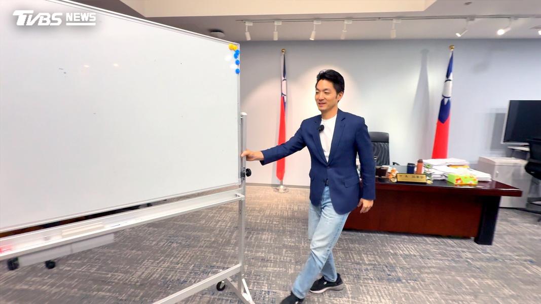 蔣萬安和幕僚開會習慣寫板書做總結,我們目睹他在辦公室自己拉白板。(圖/柯勝雄攝)