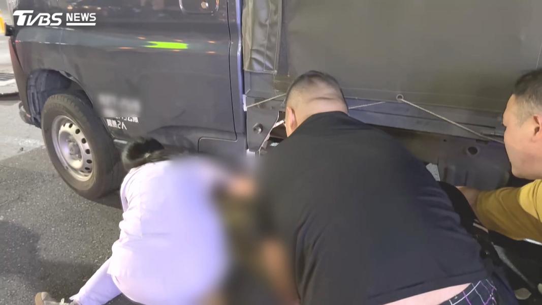 斗六T字路口「人車捲入車底」!45歲騎士血流不止 路人趴地搶救(圖/TVBS)