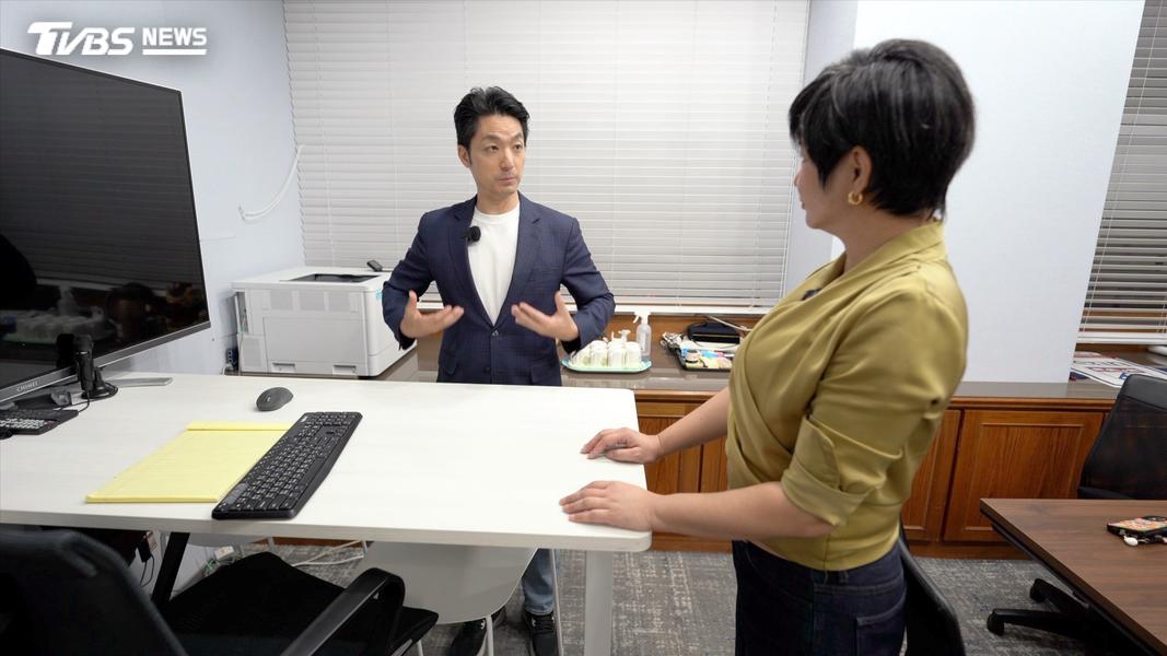 蔣萬安辦公室有個角落,設計成高桌。他說偶爾要站著辦公,伸展一下身體。(圖/柯勝雄攝)
