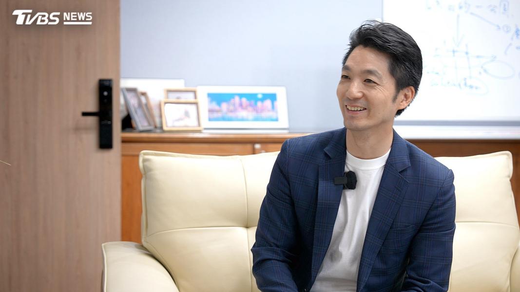 蔣萬安是現任市長,但連任之路目前有些挑戰。儘管如次,他笑說最近很以前比起來是『很好睡』。因為行程多到一躺上床,就累到馬上睡著。(圖/柯勝雄攝)