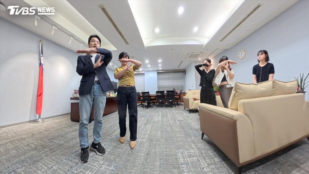 蔣萬安最後當起主持人,幫自己做ending。問他今天採訪了蔣萬安,覺得蔣萬安是個什麼樣的人,他說蔣萬安是個有魄力的人。(圖/柯勝雄攝)