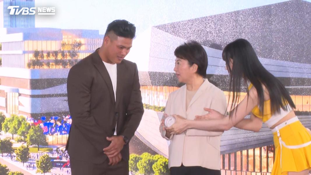 李灝宇挺「這顆蛋」!贈盧秀燕簽名球+球棒 彭政閔送祝福(圖/TVBS)