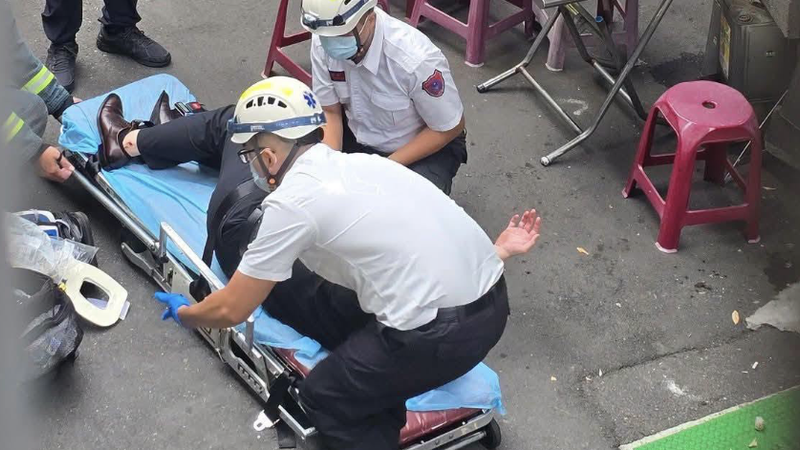 傷者被救護人員送醫。(圖/翻攝我是北投人臉書)