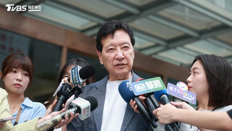傳國民黨黨中央委員有意連署開除黨籍,媒體人趙少康笑回祝福他們連署順利。(圖/華子琛攝)