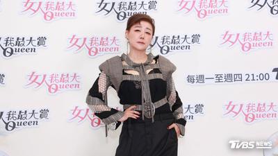 藍心湄力邀蔣萬安、沈伯洋!喊話上《女大》改造 請吃「3顆藍莓」蛋糕