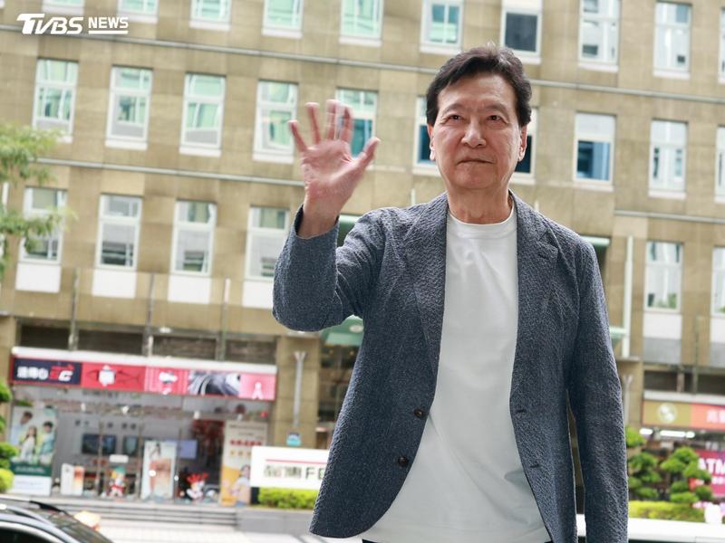 傳國民黨黨中央委員有意連署開除黨籍,媒體人趙少康笑回祝福他們連署成功。(圖/華子琛攝)
