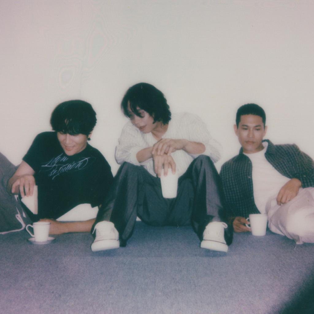 阿奎(右)為一段吉他演奏狂彈超過20次 指尖磨到見肉。(圖/相信音樂提供)