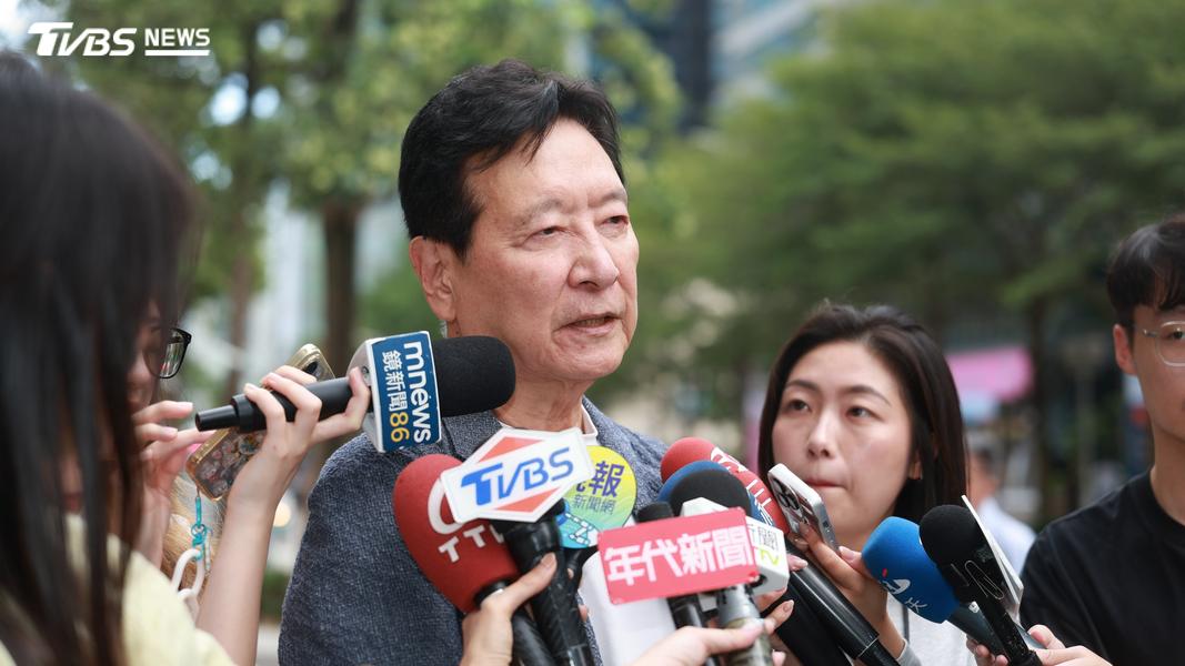 傳國民黨黨中央委員有意連署開除黨籍,媒體人趙少康笑回祝福他們連署順利。(圖/華子琛攝)