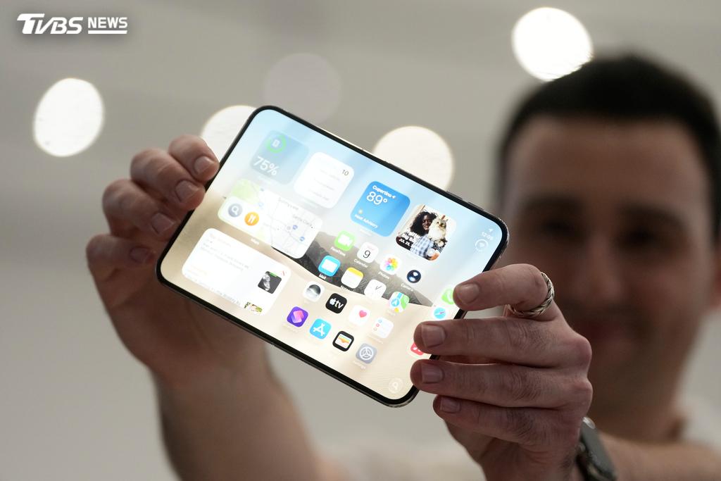 （圖／Shutterstock達志影像）iPhone Duo-iPhone Duo預購-iPhone Duo台灣售價-iPhone Duo規格-iPhone Duo搶購攻略-iPhone Duo通路優惠-iPhone Duo電信資費-iPhone Duo摺疊螢幕維修費-iPhone Duo eSIM-iPhone Duo開賣時間