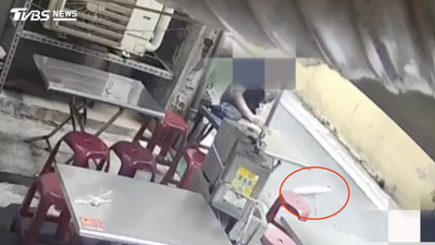 快訊/北投5樓公寓外牆磁磚掉落 民眾等吃臭豆腐遭砸破頭送醫