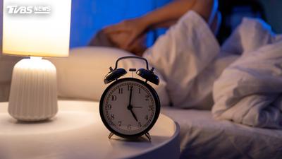 50歲後常凌晨4點醒?醫揭「睡眠碎片化」風險:恐增腎臟負擔