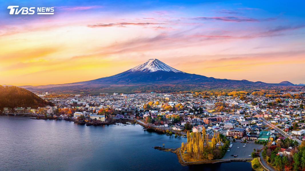 富士山上次噴發已是319年前的江戶時代中期,不過底下岩漿庫至今活躍。(圖/達志影像 shutterstock)