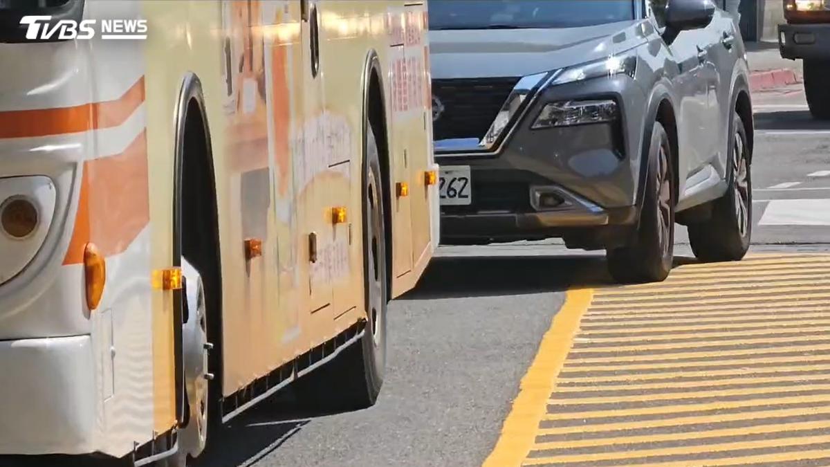 獨家/路口槽化線過寬、轉彎空間不足「1週吃3張罰單」 駕駛崩潰:只能繞路回家