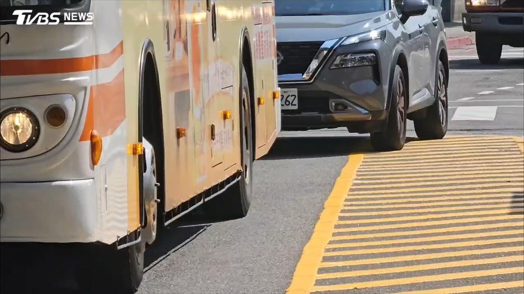 駕駛認為槽化線變成罰單陷阱。(圖/TVBS)