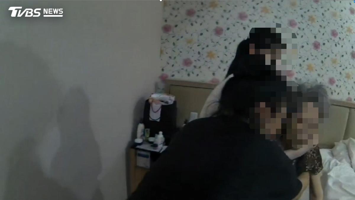 旅館火警她頭暈困6樓!暖警「徒步衝上」一路揹下樓安全撤離