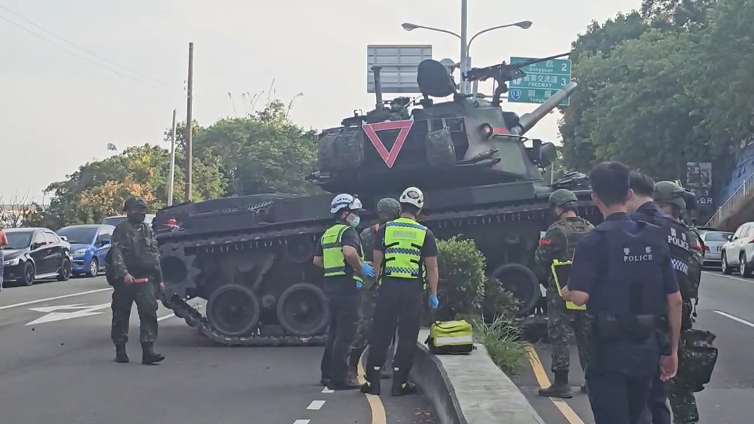隸屬國軍564旅的CM11勇虎式戰車,行駛在下坡路段,疑似是機件出現問題,駕駛緊急處置,決定自撞分隔島,將傷害降到最低(圖/TVBS)