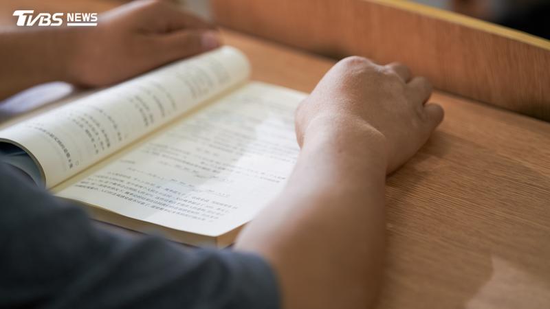 淡江大學電機所日前傳出選修課學生集體請假,導致全班僅剩1人到場。(圖/Shutterstock達志影像)