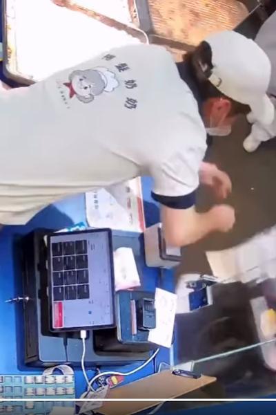西門町爆全武行!甜甜圈店員「跳出櫃檯」追打女客 店家曬監視器還原始末
