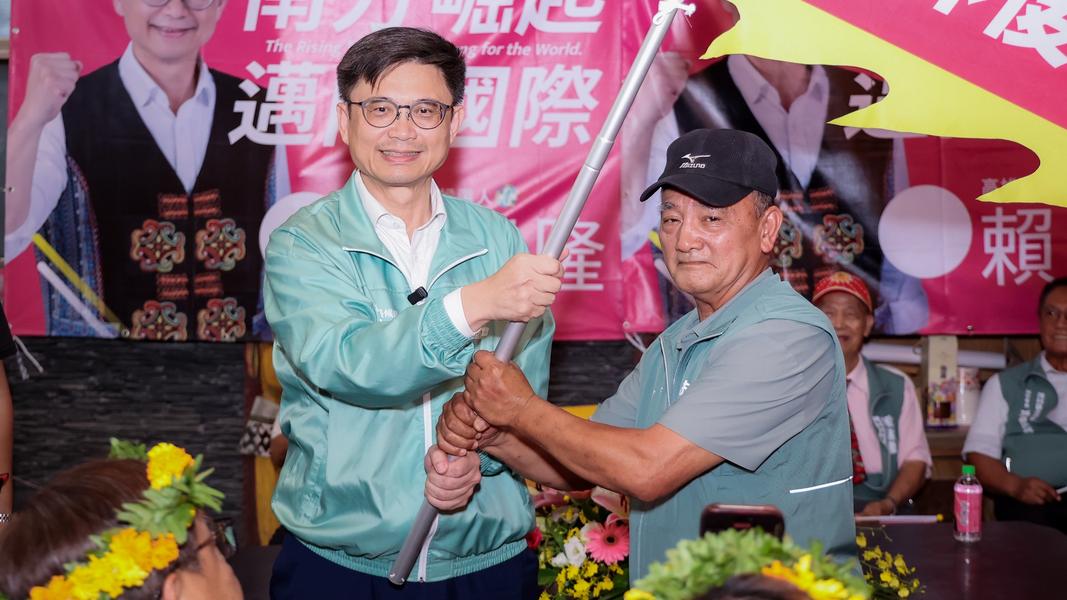 民進黨高雄市長候選人賴瑞隆16日下午前往茂林和六龜,參與後援會成立大會,連續兩天挺進山區,搶拚山城票。(圖/賴瑞隆選辦提供)
