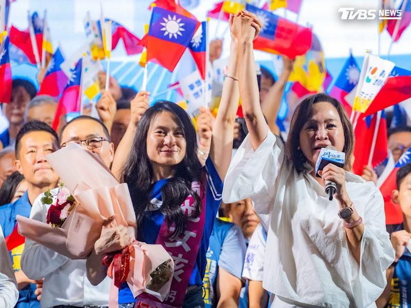國民黨高雄市長候選人柯志恩今(16)日晚間在岡山舉辦第二場大造勢,女兒也現身力挺。(圖/柯志恩競辦提供)